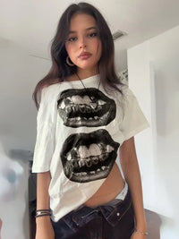 Lippy Lips Graphic Off Shoulder Top — dettaglio della stampa