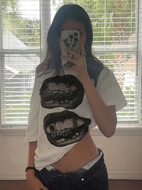 Lippy Lips Graphic Off Shoulder Top — in alternativa