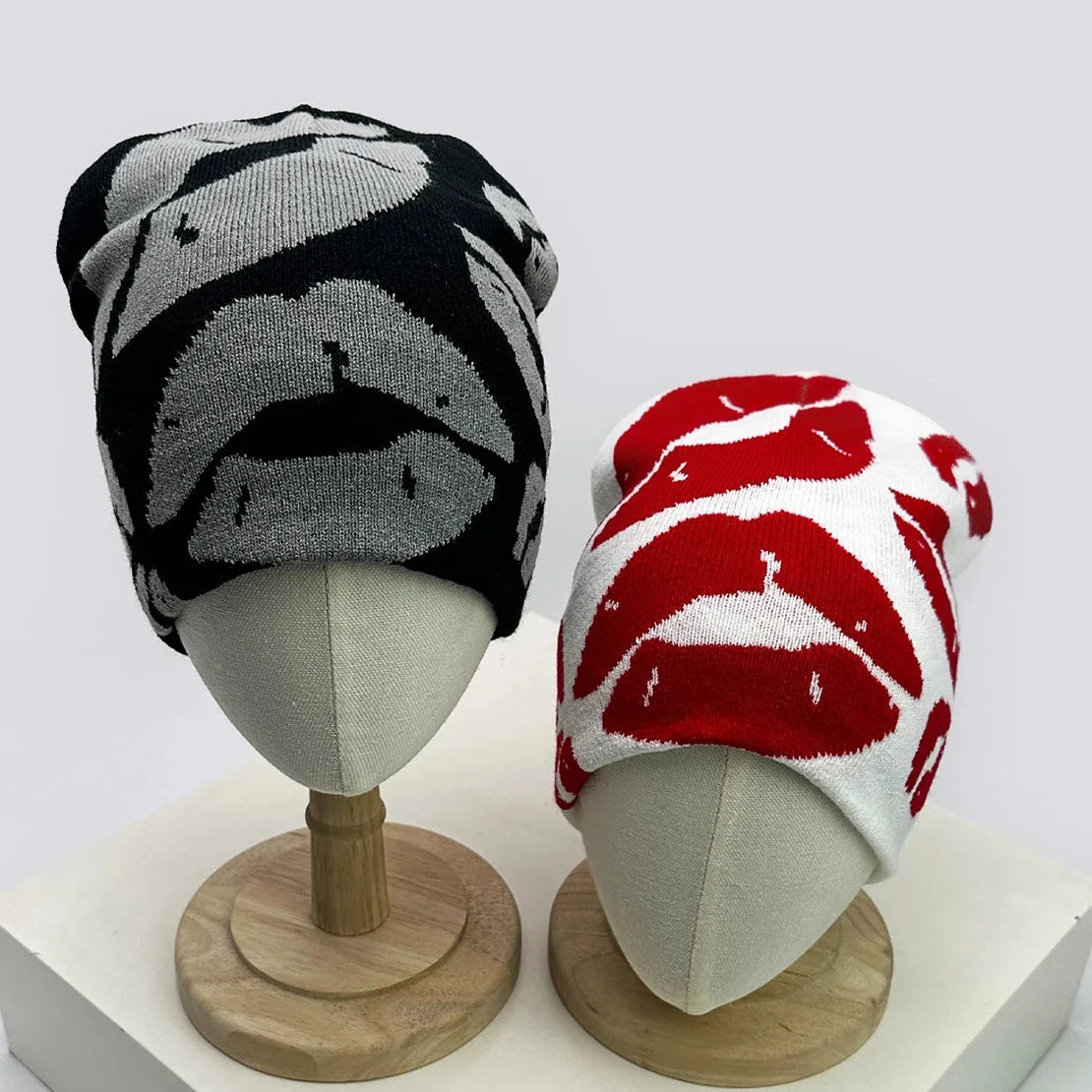 Lippy Lips Jacquard Graphic Beanie — vista laterale
