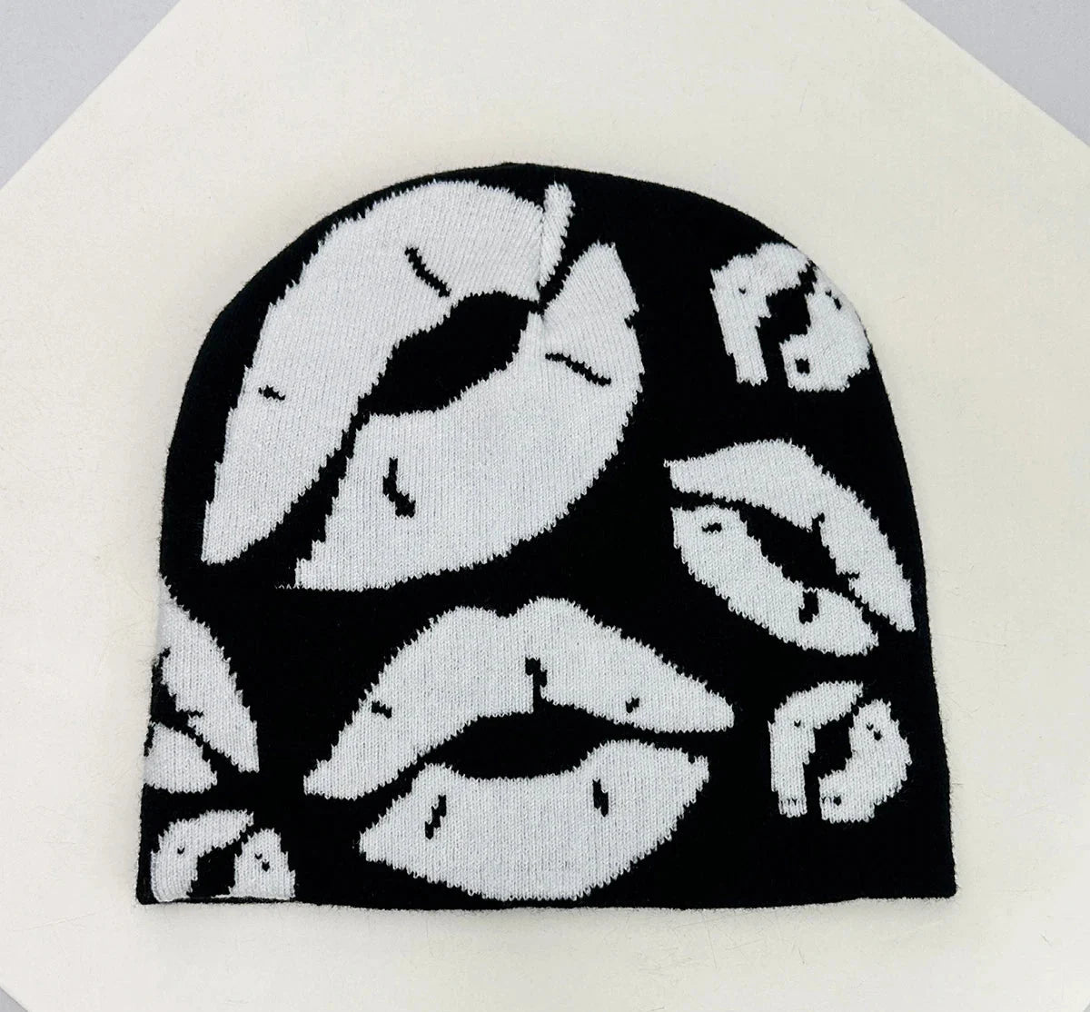 Lippy Lips Jacquard Graphic Beanie — dettaglio del tessuto