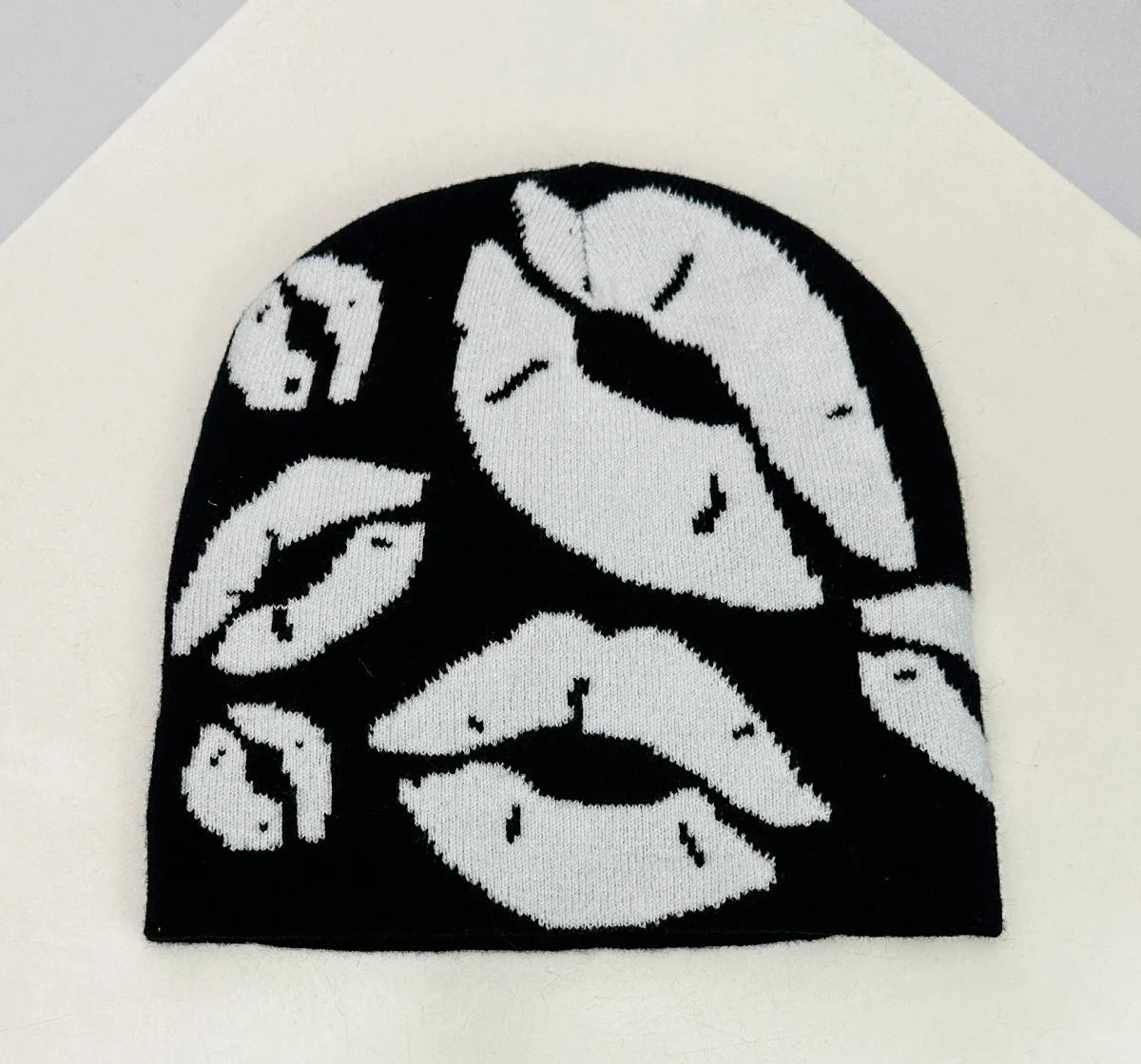 Lippy Lips Jacquard Graphic Beanie — dettaglio