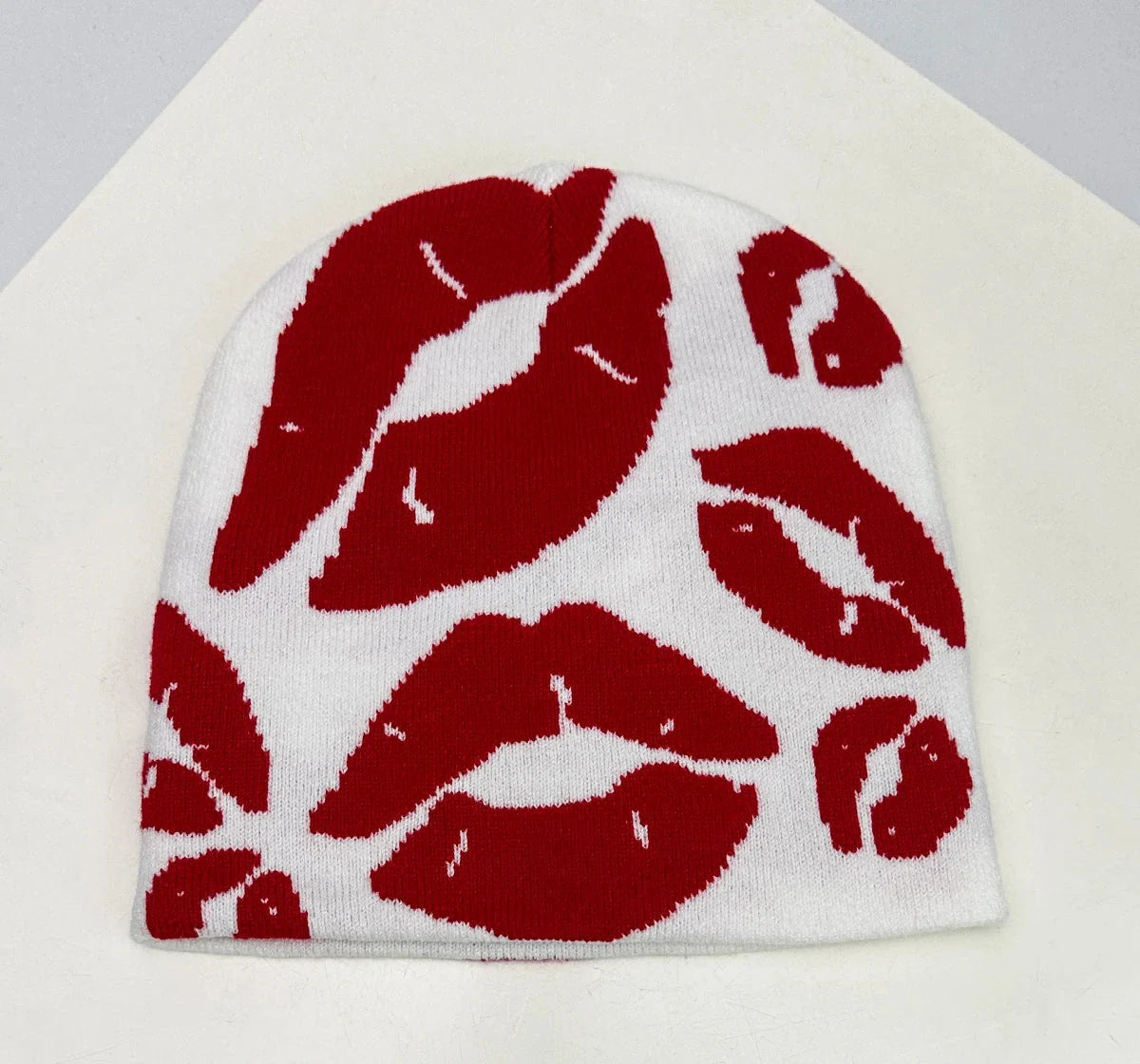 Lippy Lips Jacquard Graphic Beanie — dettaglio della stampa