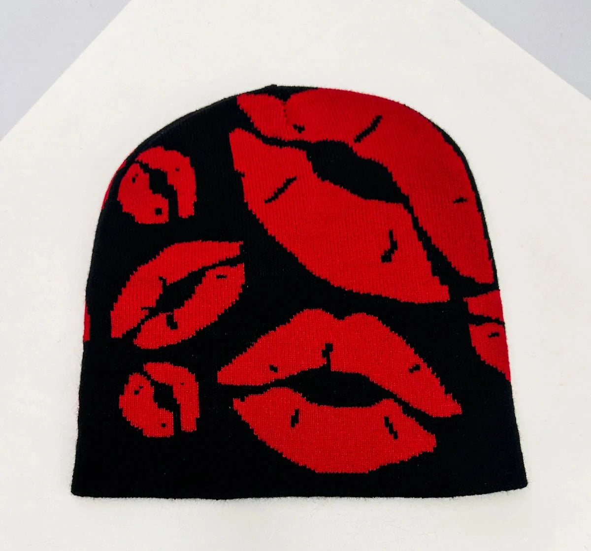 Lippy Lips Jacquard Graphic Beanie — vista frontale