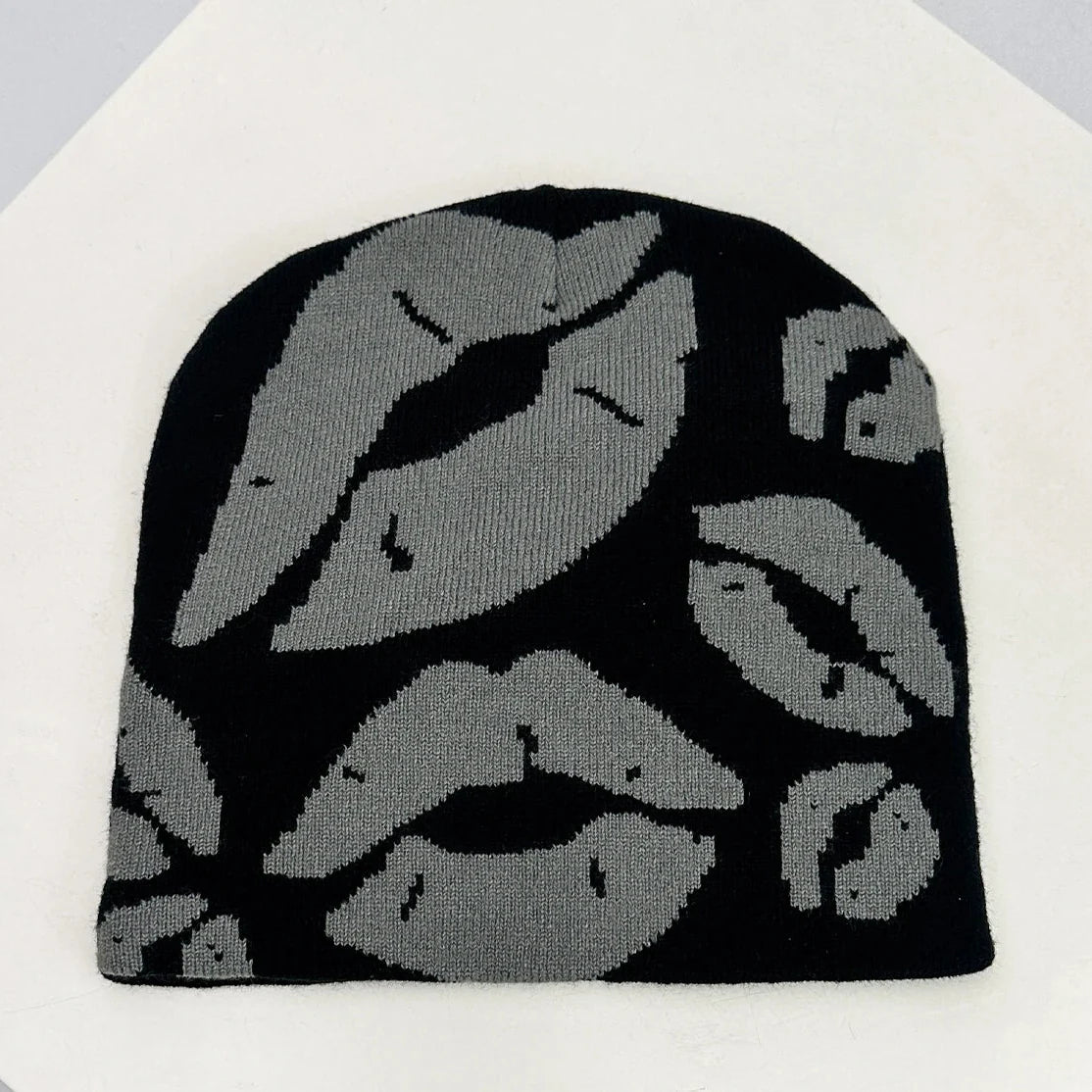 Lippy Lips Jacquard Graphic Beanie — vista posteriore