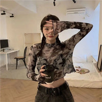 Long Sleeve Printed Mesh Top — dettaglio del tessuto