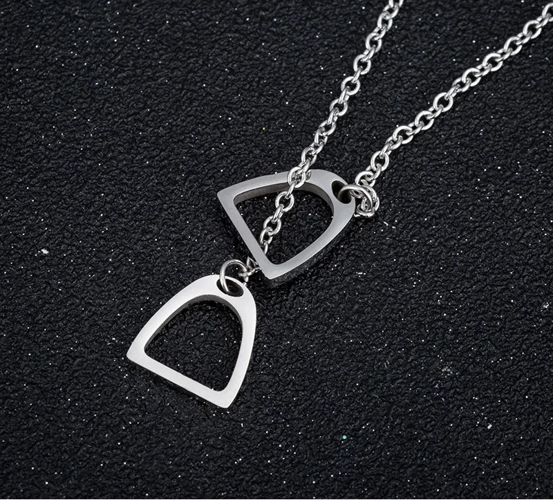 Lucky Horseshoe Overlap Pendant Necklace — vista laterale