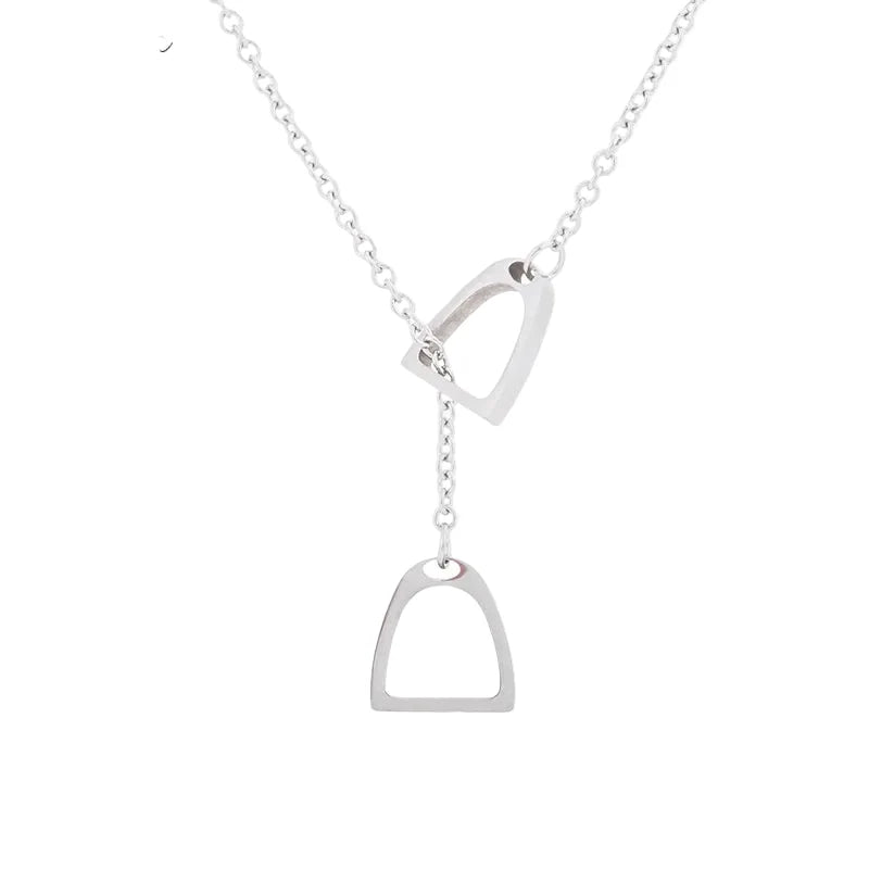 Lucky Horseshoe Overlap Pendant Necklace — vista posteriore