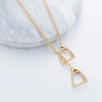Lucky Horseshoe Overlap Pendant Necklace — dettaglio della stampa