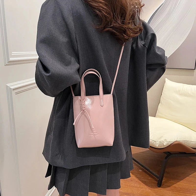 Mini Leather Crossbody Handbag — dettaglio del tessuto