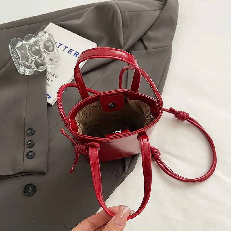 Mini Leather Crossbody Handbag — dettaglio