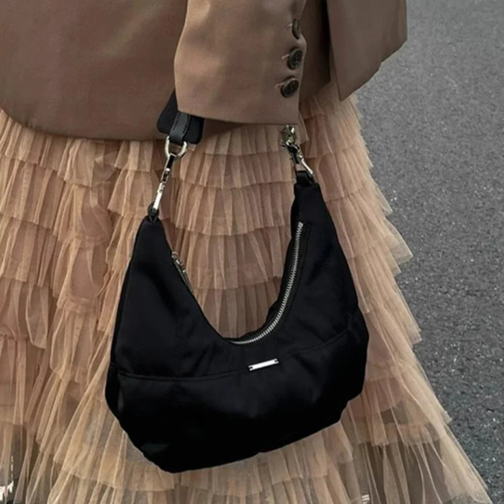 Mini Purse Crescent Handbag — vista laterale