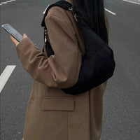 Mini Purse Crescent Handbag — dettaglio del tessuto
