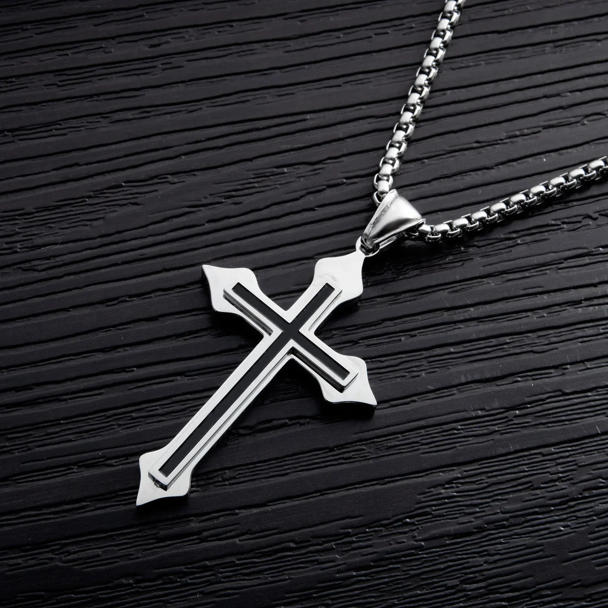Minimalist Cross Pendant Necklace — dettaglio