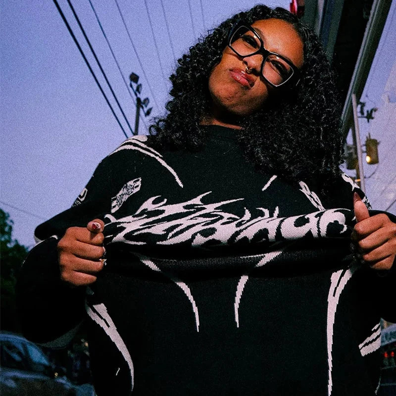 Moto Gothic Knitted Sweatshirt — dettaglio della stampa