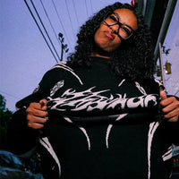 Moto Gothic Knitted Sweatshirt — dettaglio della stampa