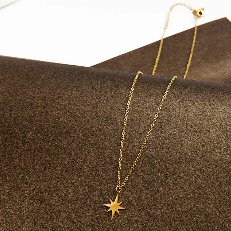 North Star Pendant Necklace — vista posteriore
