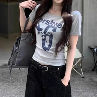 Off Shoulder Graphic T Shirt — dettaglio della stampa