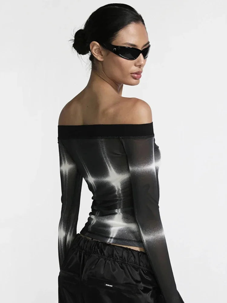Off Shoulder Print Long Sleeve Mesh Crop Top — dettaglio della stampa