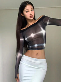 Off Shoulder Print Long Sleeve Mesh Crop Top — vista laterale