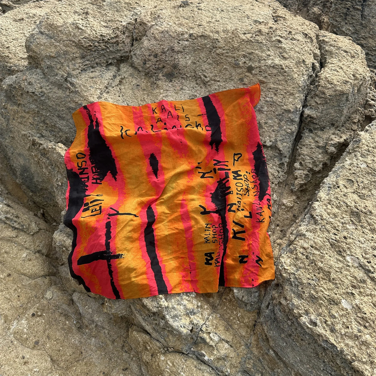 Orange Sunset Square Bandana — vista laterale