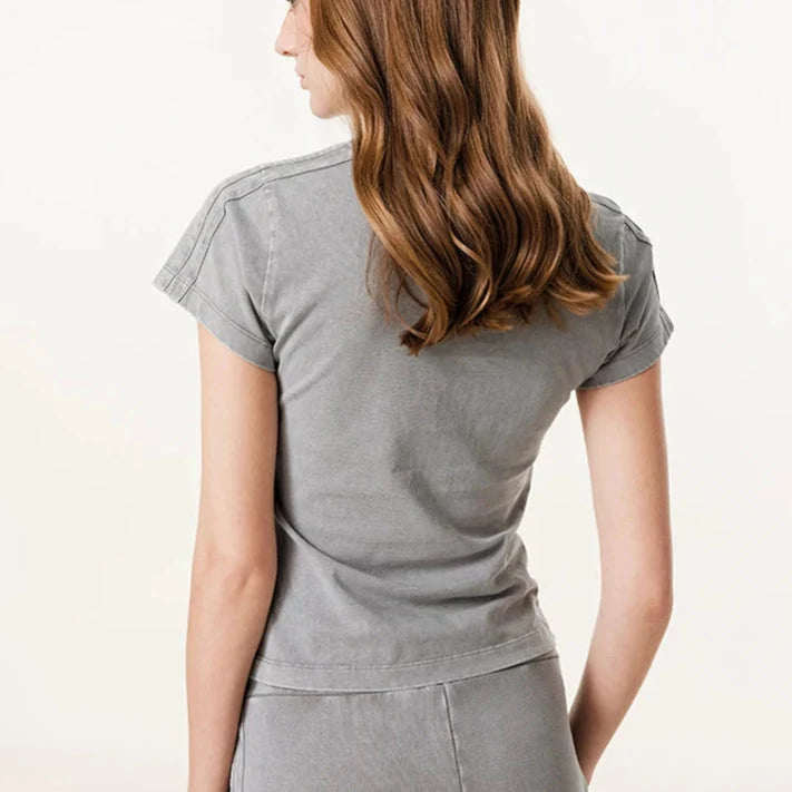 Origin 285gsm Essentials Baby Tee — dettaglio della stampa