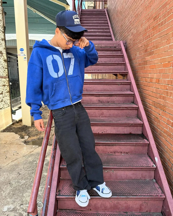 Oversized 07 Zip Up Hoodie — vista frontale