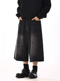 Oversized Black Long Jorts — vista laterale