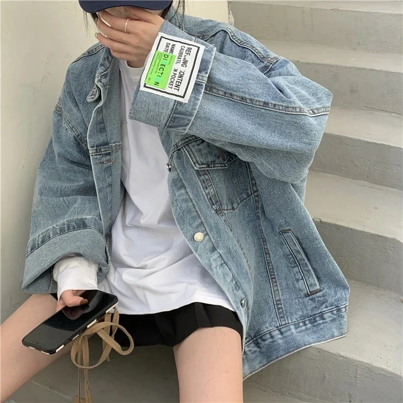 Oversized Labelled Denim Jacket — dettaglio