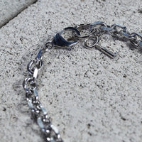 Oversized Padlock Pendant Necklace — vista laterale