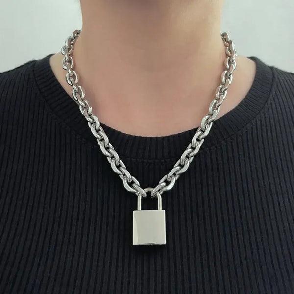 Oversized Padlock Pendant Necklace — vista frontale