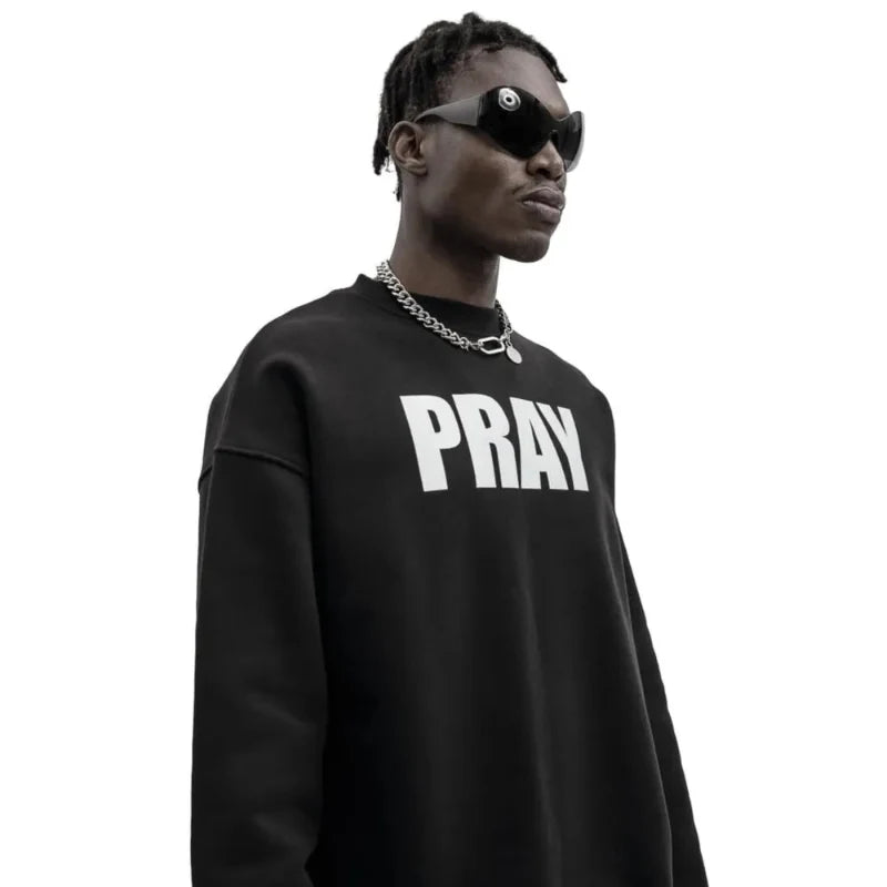 PRAY Graphic Hoodie Sweater — dettaglio della stampa
