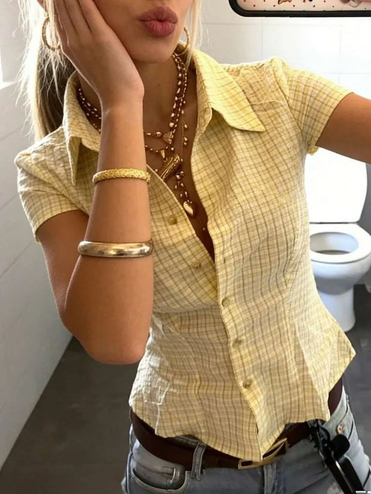 Plaid Short Sleeve Ruffled Hem Button Up Collared Shirt — dettaglio del tessuto