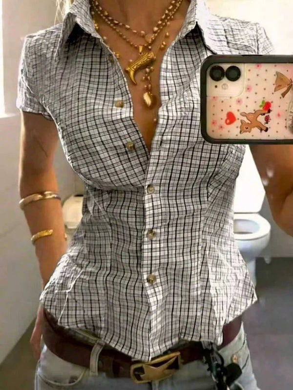 Plaid Short Sleeve Ruffled Hem Button Up Collared Shirt — vista frontale