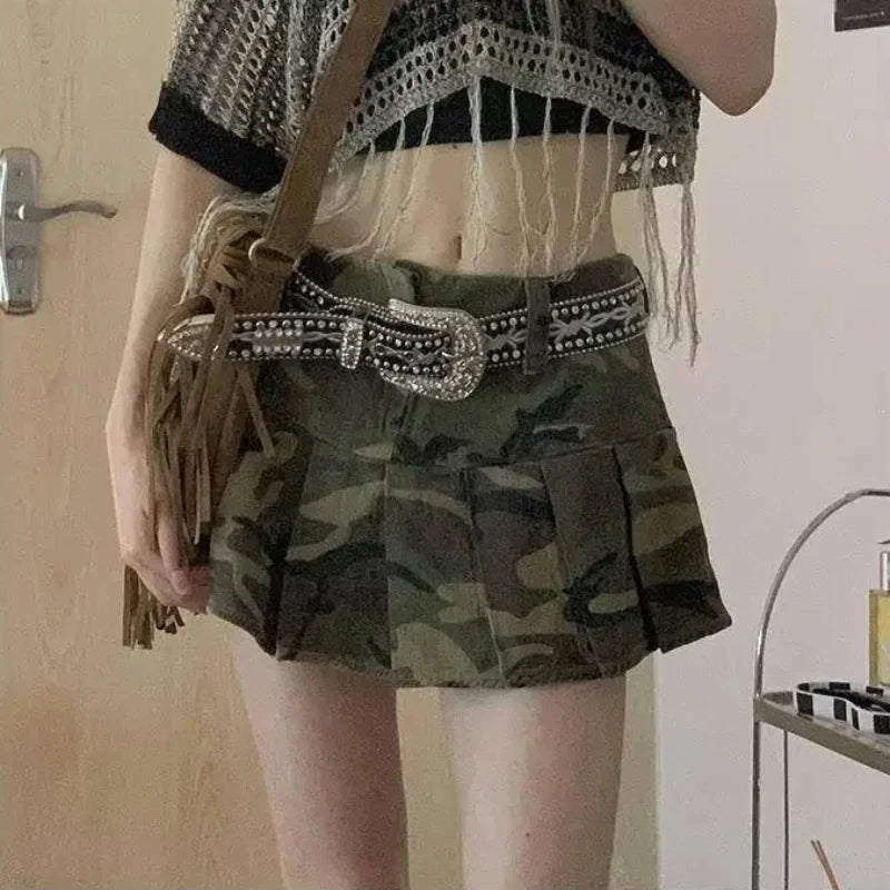 Pleated Camouflage Mini Skirt — vista posteriore