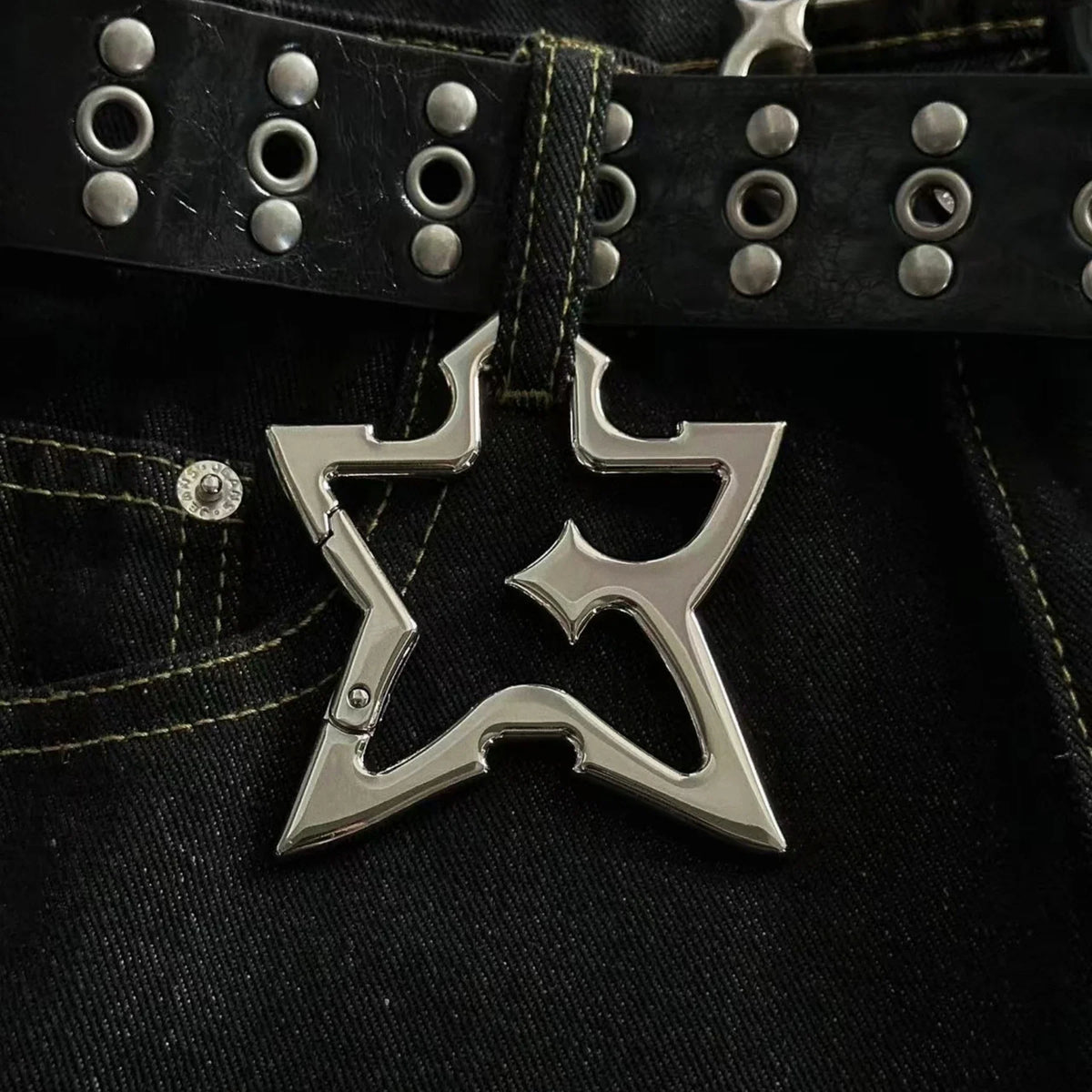 Pointed Star Belt Loop Carabiner Keychain — dettaglio