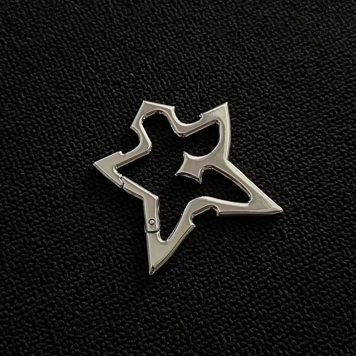 Pointed Star Belt Loop Carabiner Keychain — dettaglio della stampa
