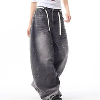 Printed Wide Leg Distressed Barrel Jeans — dettaglio della stampa