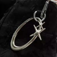 Punk Metal Star Oval Carabiner Keychain — dettaglio del tessuto