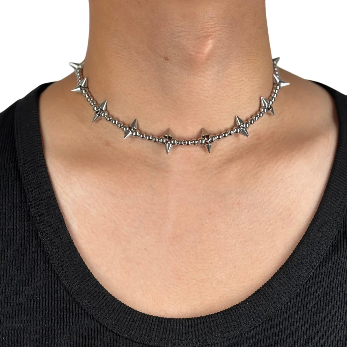 Punk Spike Choker Necklace — vista posteriore