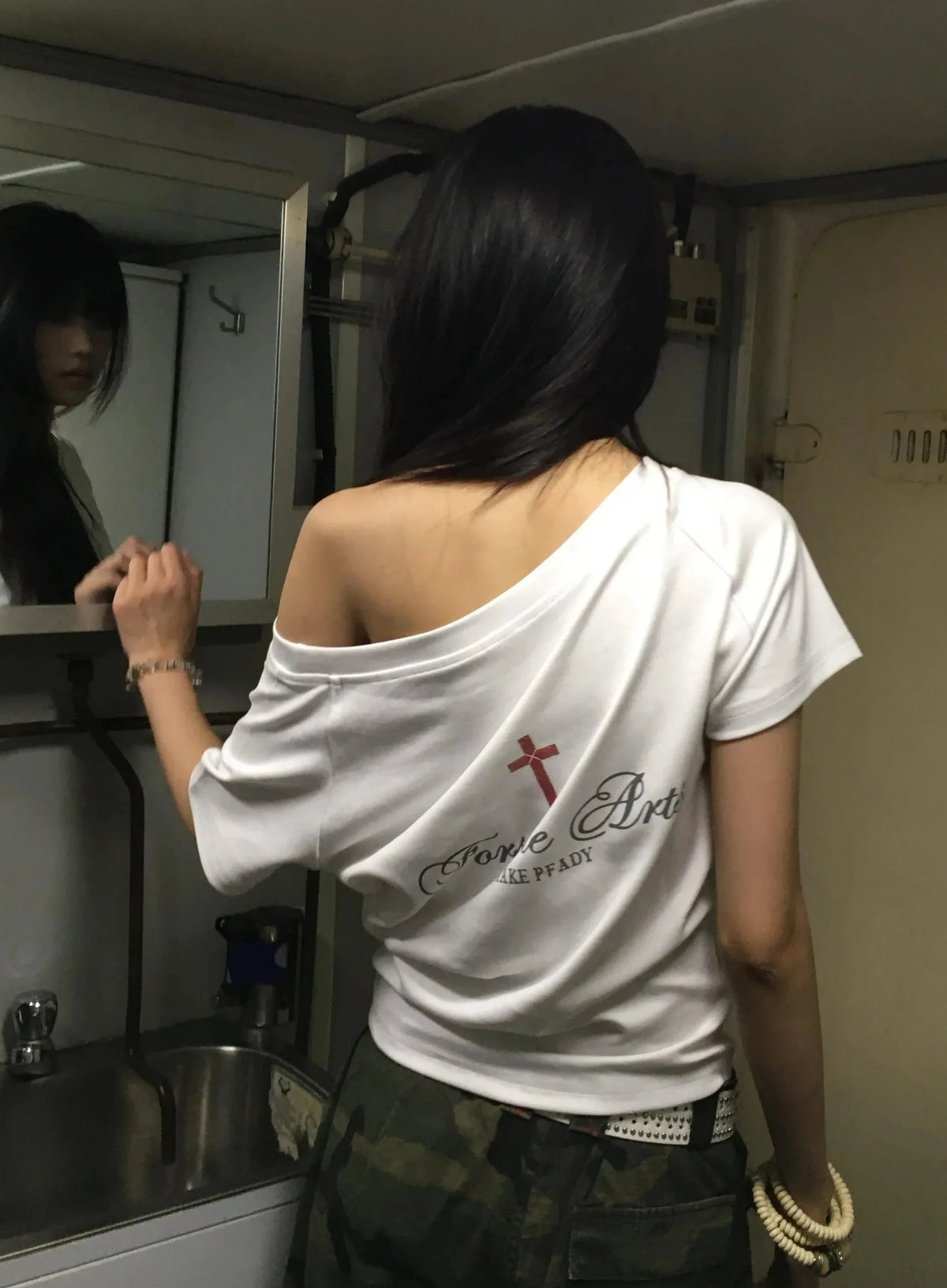 Red Cross Graphic Loose Off Shoulder Top — dettaglio della stampa