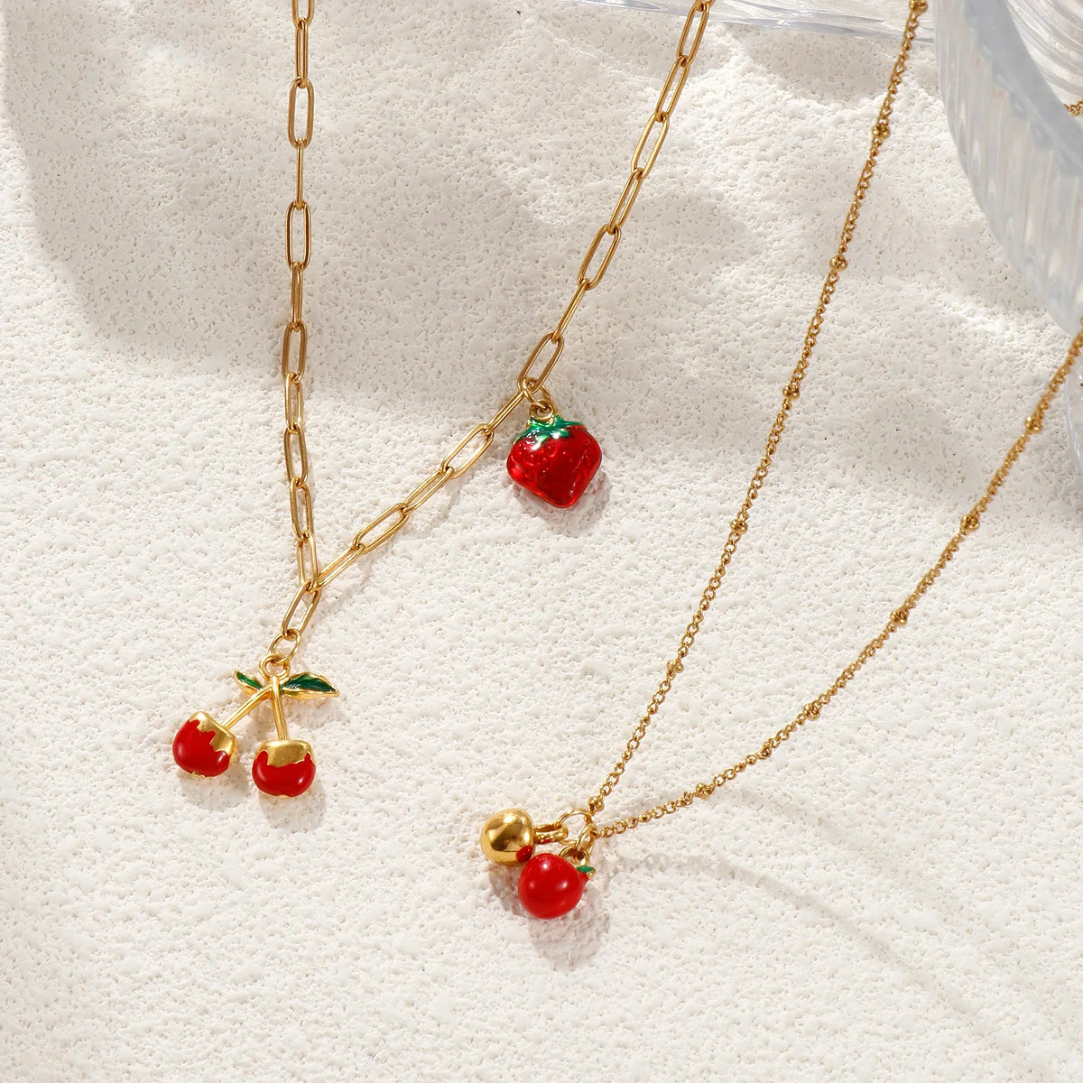 Red Fruit Pendant Necklace — vista laterale