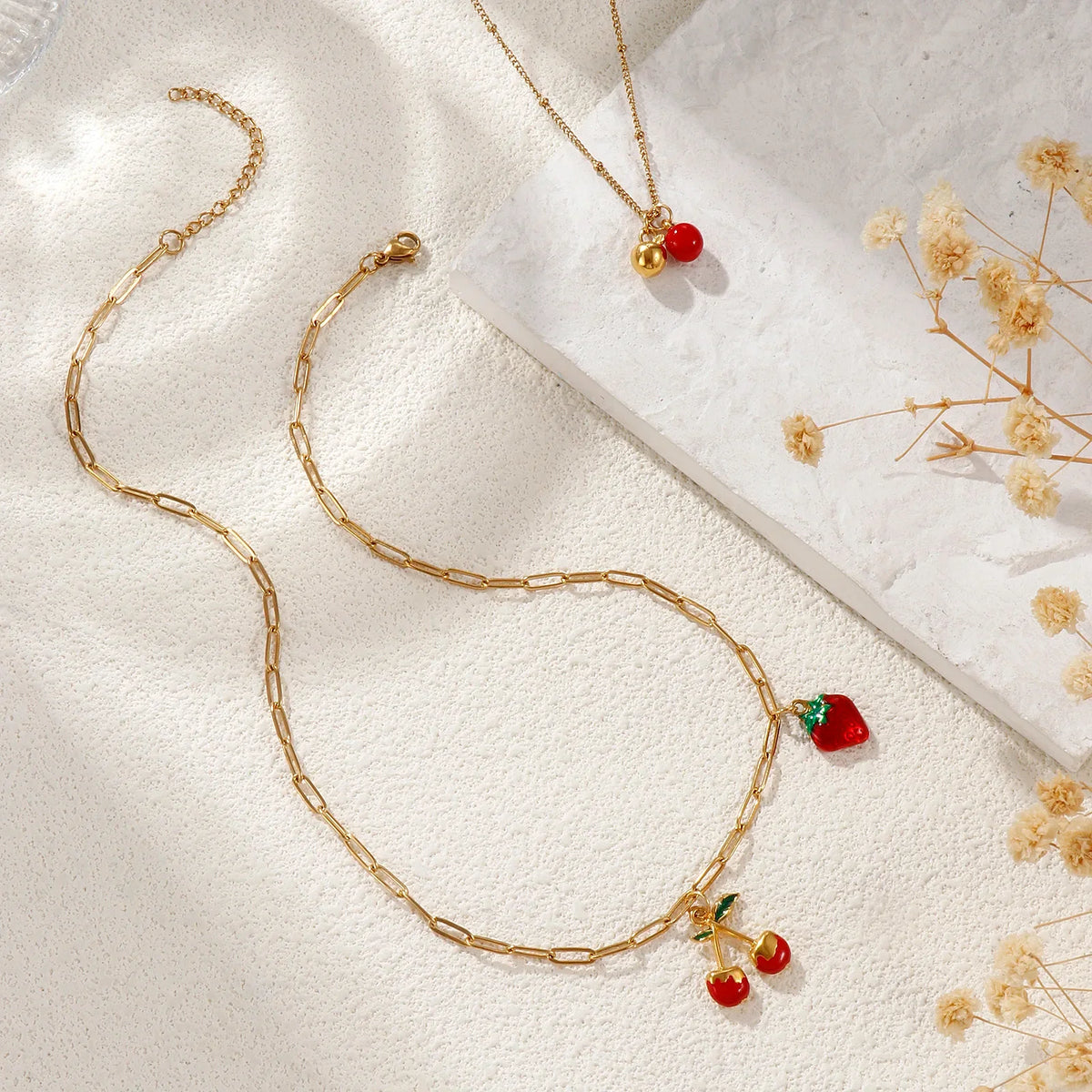 Red Fruit Pendant Necklace — dettaglio del tessuto
