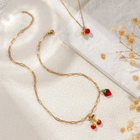 Red Fruit Pendant Necklace — dettaglio del tessuto