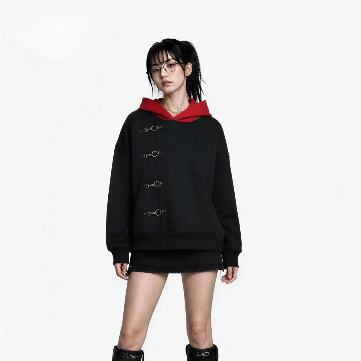 Red Hood Oversized Black Metal Clasp Hoodie — dettaglio