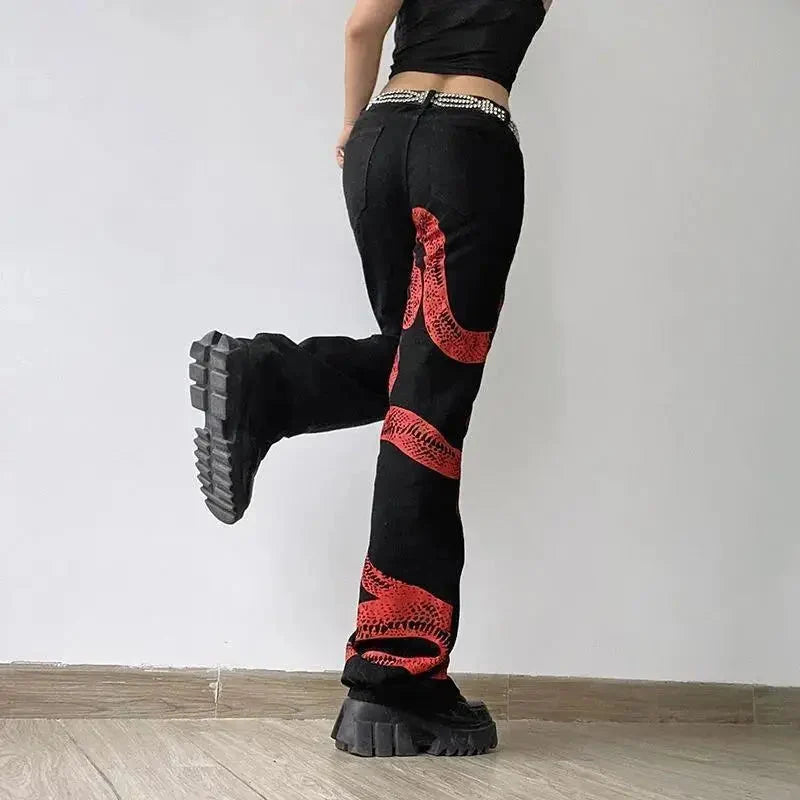 Red Snake Print Graphic Jeans — dettaglio della stampa