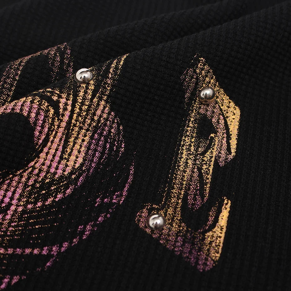 "Regal" Rivet Graphic Long Sleeve Top — dettaglio della stampa