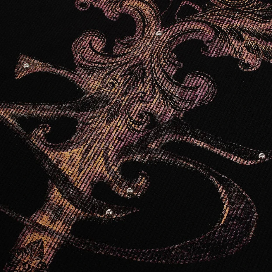 "Regal" Rivet Graphic Long Sleeve Top — in alternativa