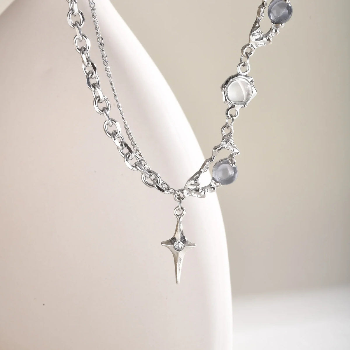 Resin Bead Cross Pendant Necklace — dettaglio