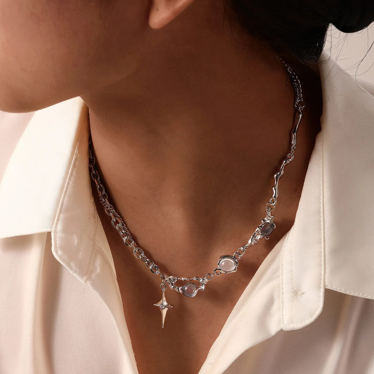 Resin Bead Cross Pendant Necklace — vista posteriore