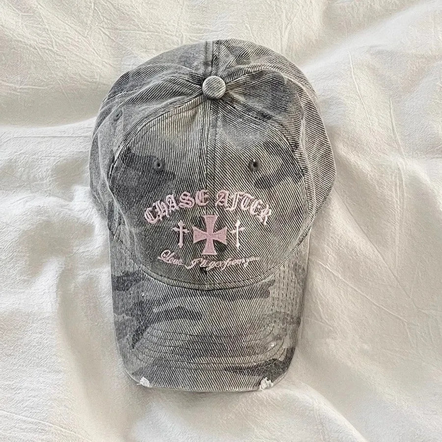 Retro Cross Camo Baseball Cap — dettaglio della stampa